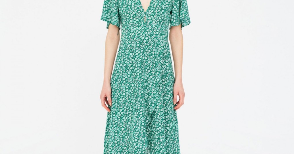 Pull&Bear sells the 'low-cost' clone of the viral summer dress