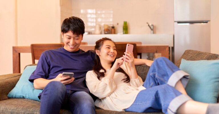 Love in the Time of Screens: The Impact of the Cell Phone on Couple Intimacy