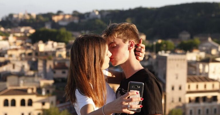 Digital Age: Relationship Challenges & Solutions